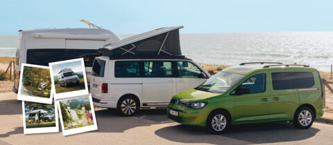 Drei Volkswagen Reisemobile – VW Grand California, VW California und grüner VW Caddy – parken am Strand mit Blick aufs Meer, daneben vier Urlaubsfotos als Collage.